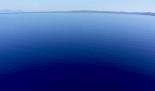 Blaues Meer und ein Segelboot